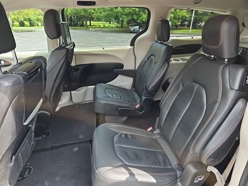 Used 2019 Chrysler Pacifica Touring-L Plus w/ Advanced Safetytec Group FWD image 18