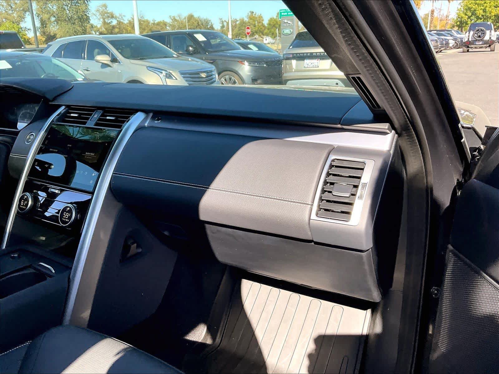 Used 2025 Land Rover Discovery Dynamic SE AWD/4WD image 19