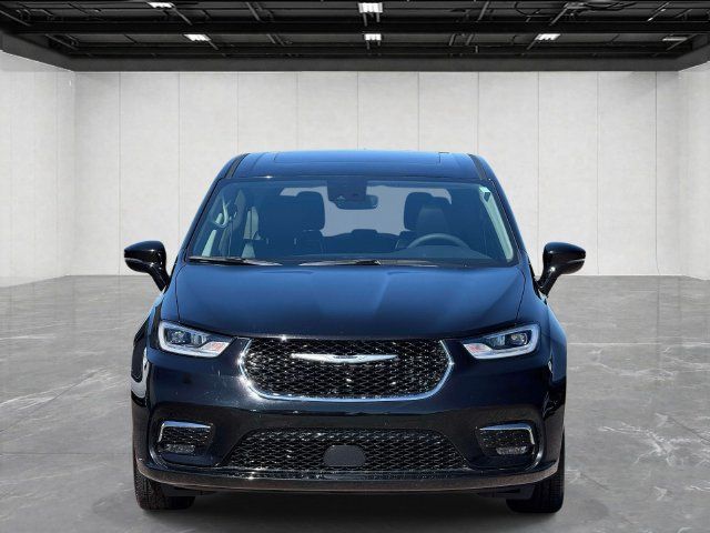Certified 2024 Chrysler Pacifica Limited FWD image 2