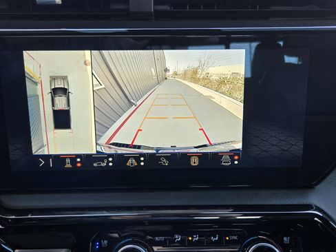 Used 2024 GMC Sierra 2500 AT4 w/ AT4 Premium Plus Package image 13