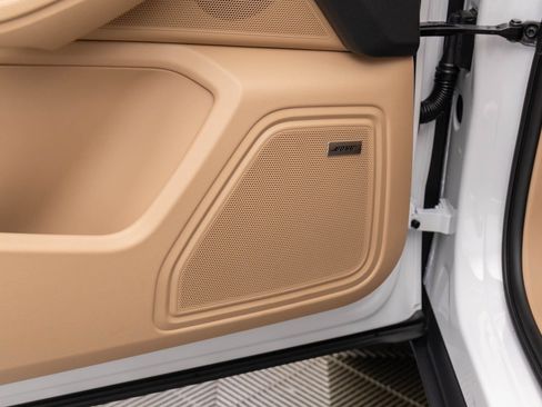 Certified 2025 Porsche Macan image 15