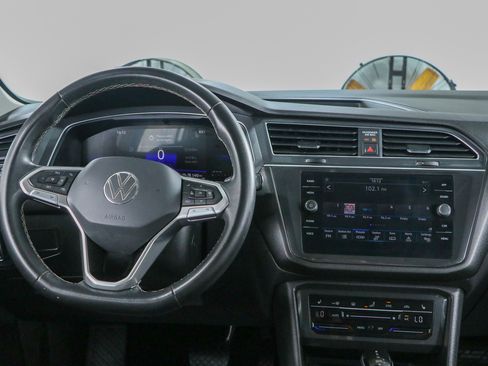 Used 2023 Volkswagen Tiguan SE w/ Panoramic Sunroof Package FWD image 17
