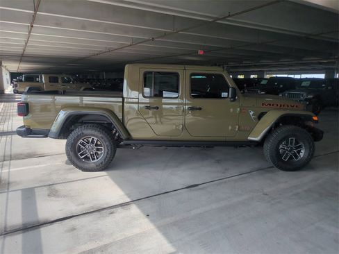 New 2025 Jeep Gladiator Mojave image 4