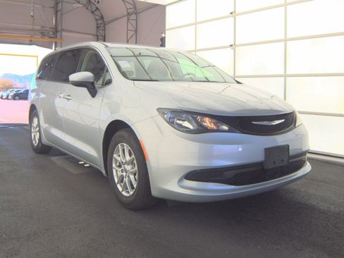 Used 2023 Chrysler Voyager LX image 4