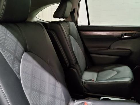 Used 2022 Toyota Highlander Platinum AWD/4WD image 18