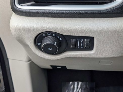 Used 2024 Chrysler Pacifica Select image 28