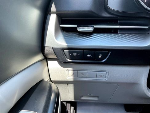 Used 2022 Kia Carnival LX FWD image 37