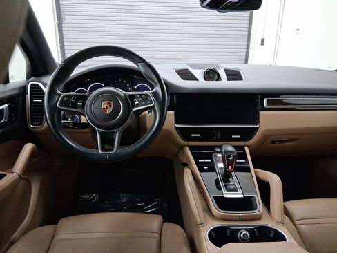 Used 2021 Porsche Cayenne image 4