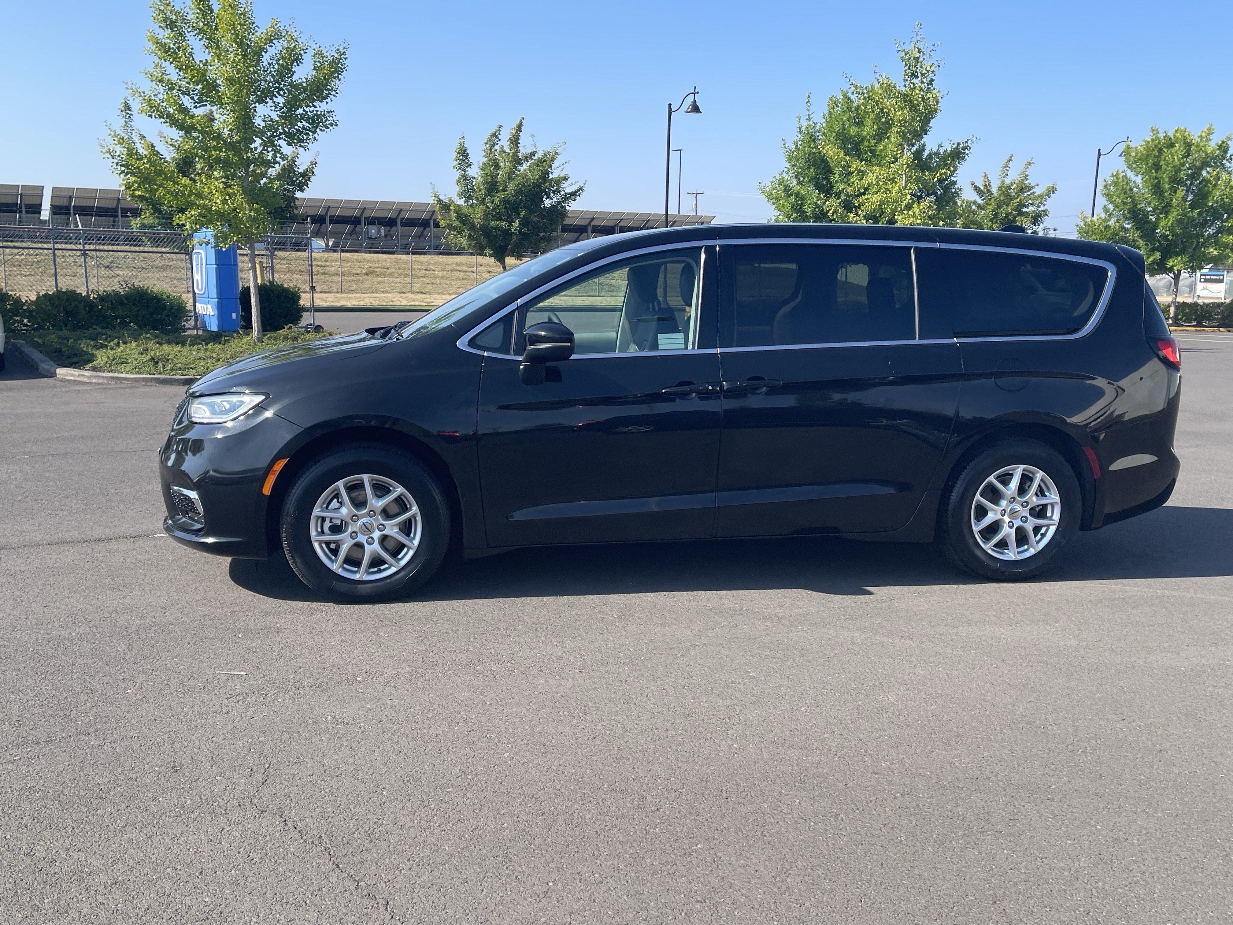 Used 2023 Chrysler Pacifica Touring-L FWD image 2
