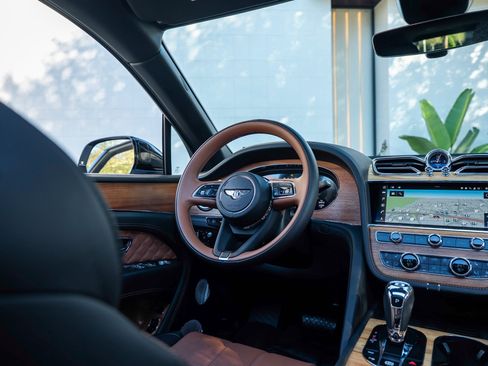 Used 2023 Bentley Bentayga image 30