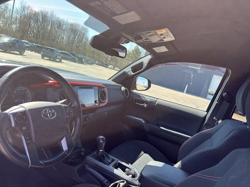 Used 2018 Toyota Tacoma TRD Off-Road AWD/4WD image 26