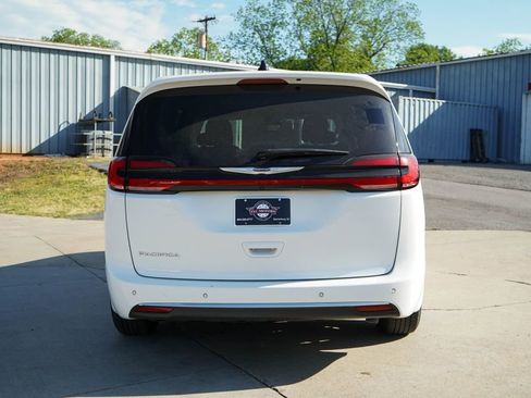 Used 2024 Chrysler Pacifica Touring-L image 18