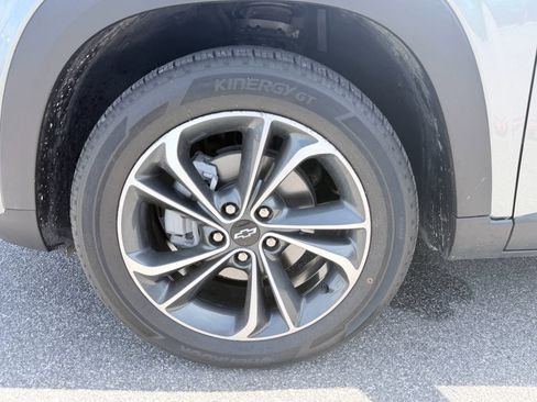 Used 2025 Chevrolet Trax RS w/ Sunroof Package FWD image 32