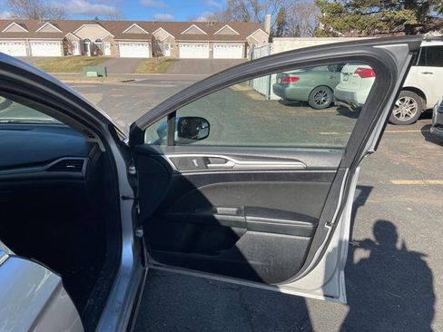 Used 2018 Ford Fusion SE image 30