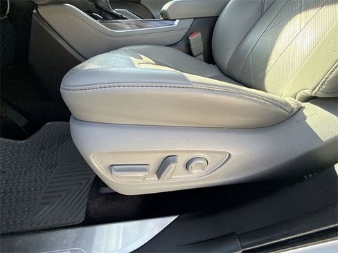 Used 2021 Toyota Highlander Platinum image 12