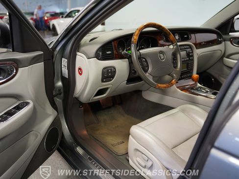 Used 2004 Jaguar XJ8 image 4