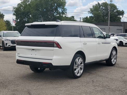 Used 2025 Lincoln Navigator Reserve AWD/4WD image 6