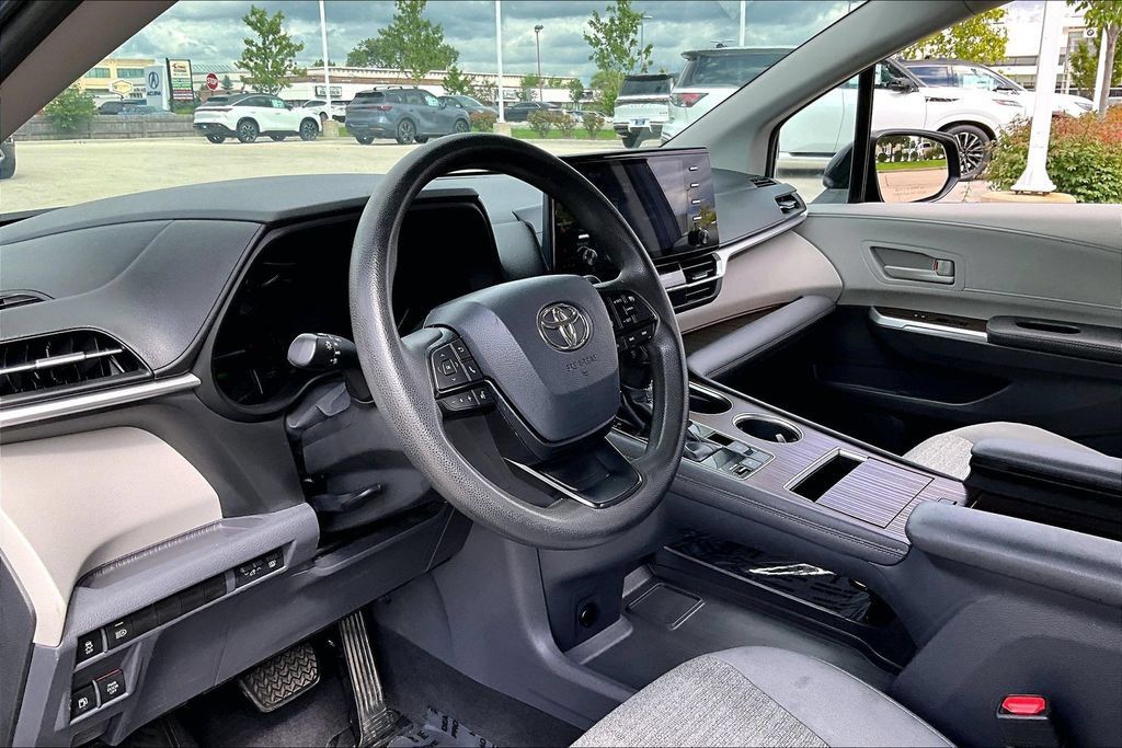 Used 2022 Toyota Sienna LE FWD image 12