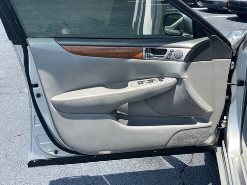 Used 2005 Lexus ES 330 w/ DVD Navigation System Pkg FWD image 11