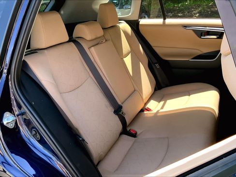 Used 2019 Toyota RAV4 XLE w/ Convenience Package FWD image 17