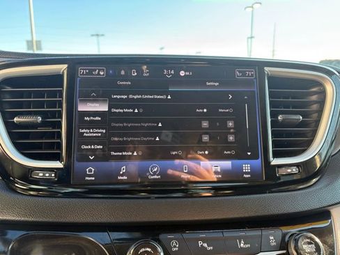 Used 2024 Chrysler Pacifica Touring-L image 16