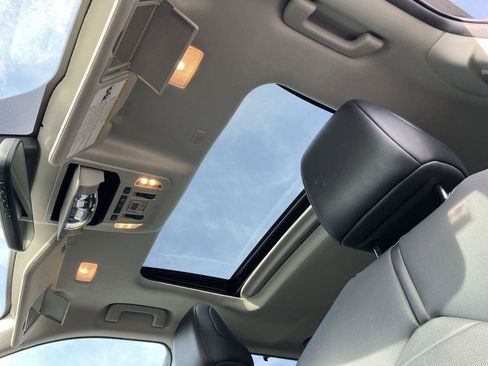 Used 2021 Toyota Highlander XLE image 21