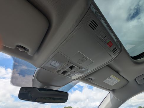 Used 2025 Volkswagen Taos SE w/ Panoramic Sunroof Package FWD image 30