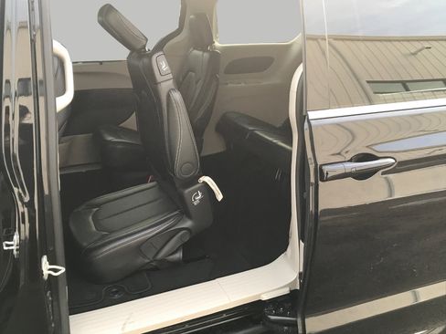 Used 2024 Chrysler Pacifica Touring-L image 24