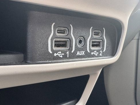 Used 2024 Chrysler Pacifica Touring-L image 26