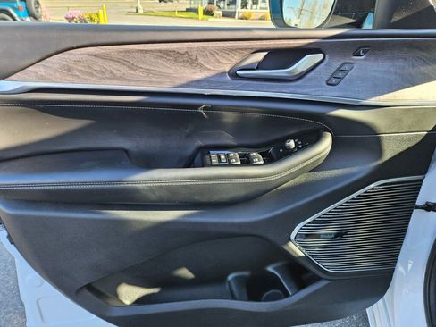 Used 2023 Jeep Grand Cherokee Overland w/ Luxury Tech Group IV image 20