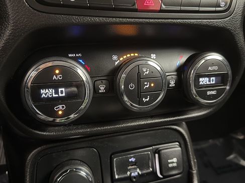 Used 2017 Jeep Renegade Limited image 20