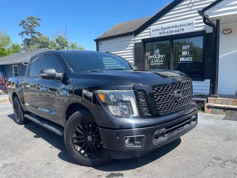 Used 2018 Nissan Titan SV w/ SV Convenience Package image 1