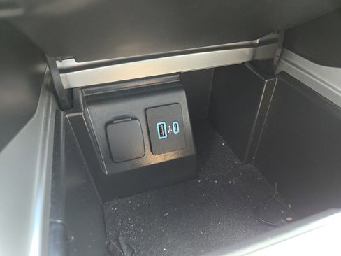 Used 2022 Ford Explorer XLT w/ Equipment Group 202A image 19