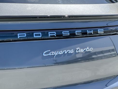 Used 2022 Porsche Cayenne Turbo w/ Assistance Package AWD/4WD image 27