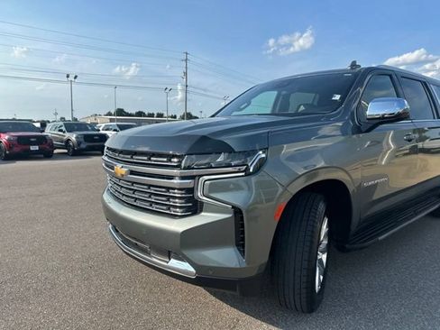Used 2023 Chevrolet Suburban Premier AWD/4WD image 32