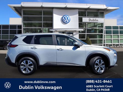 Used 2023 Nissan Rogue SV image 3