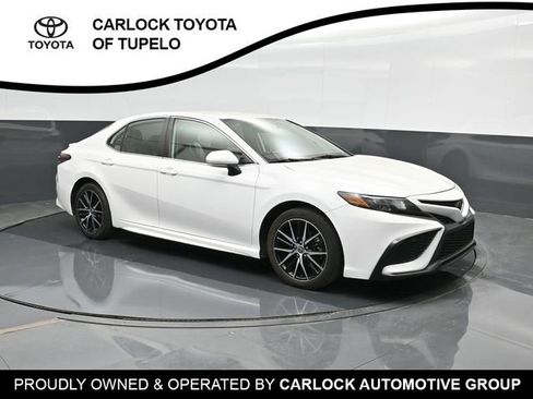 Used 2023 Toyota Camry SE image 5