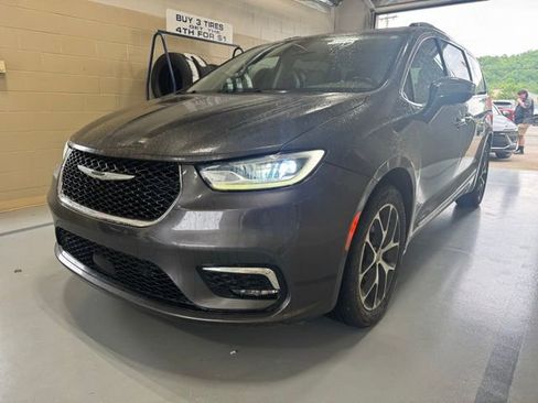 Used 2021 Chrysler Pacifica Limited w/ Uconnect Theater Family Group AWD/4WD image 2