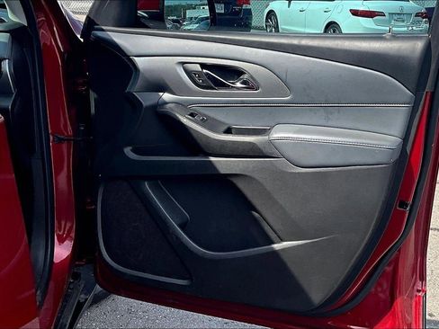 Used 2021 Chevrolet Traverse LT image 22