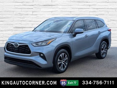 Used 2020 Toyota Highlander XLE FWD image 1