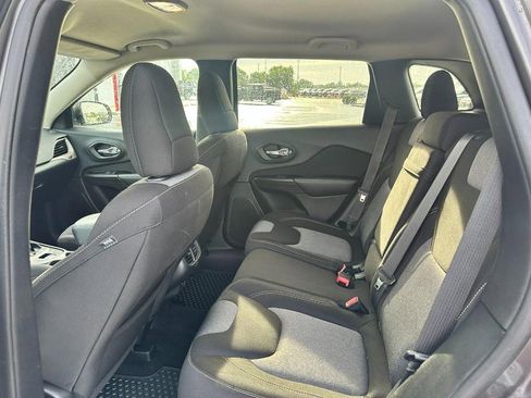 Used 2014 Jeep Cherokee Latitude w/ Comfort/Convenience Group FWD image 11