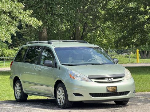 Used 2009 Toyota Sienna LE FWD image 3