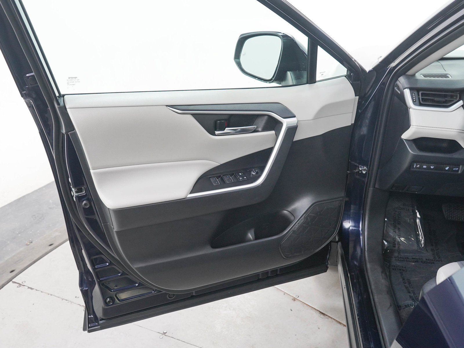 Used 2022 Toyota RAV4 XLE w/ Convenience Package AWD/4WD image 18