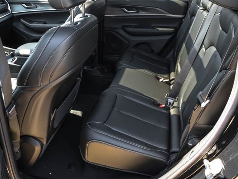 New 2025 Jeep Grand Cherokee Limited w/ Luxury Tech Group II image 15