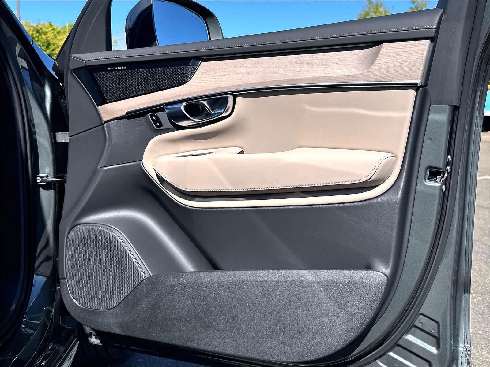 New 2027 Volvo XC90 B6 Plus AWD/4WD image 31