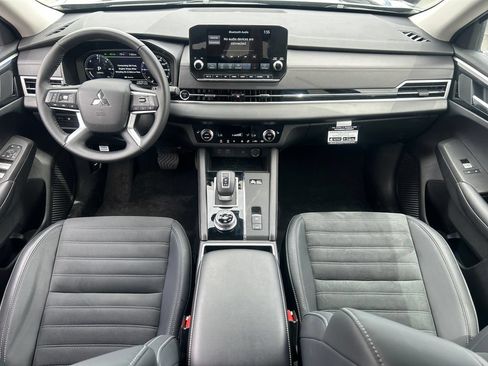 Used 2025 Mitsubishi Outlander 4WD Plug-In Hybrid image 33