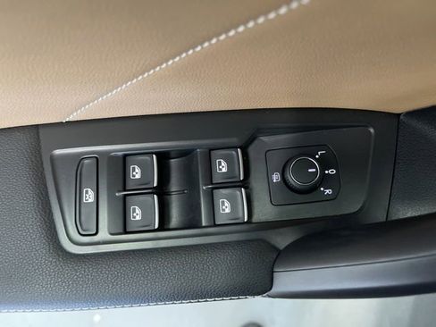 Used 2023 Volkswagen Tiguan SE image 28