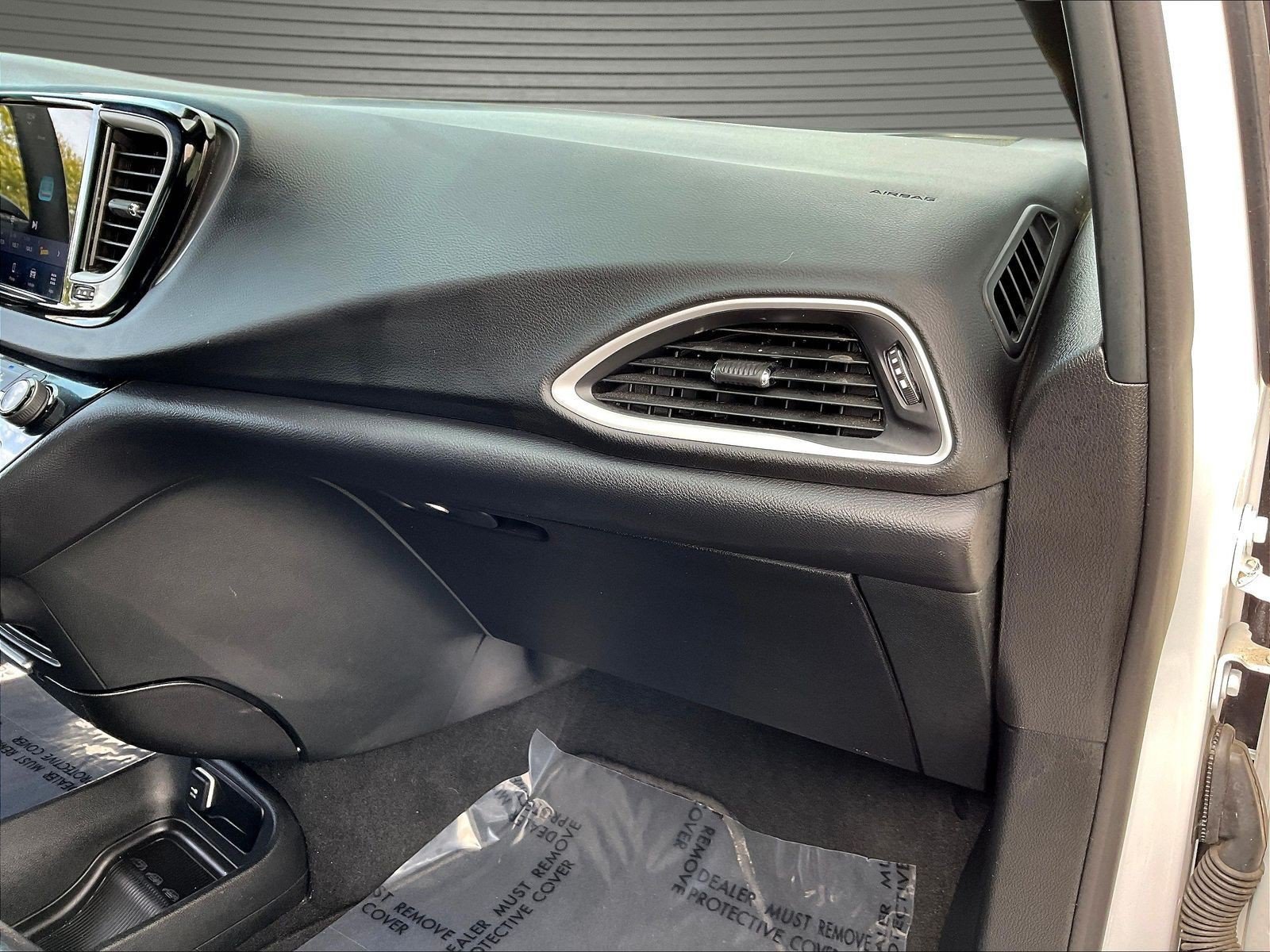 Used 2025 Chrysler Pacifica Select FWD image 24