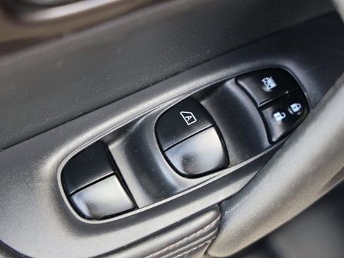 Used 2018 Nissan Rogue SV image 24