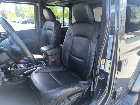 Used 2018 Jeep Wrangler Unlimited Sahara AWD/4WD image 11